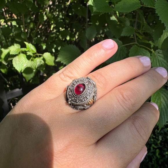 925 Sterling Silver and yellow gold vintage “poisoner’s ring” with garnet - Picture 10 of 16